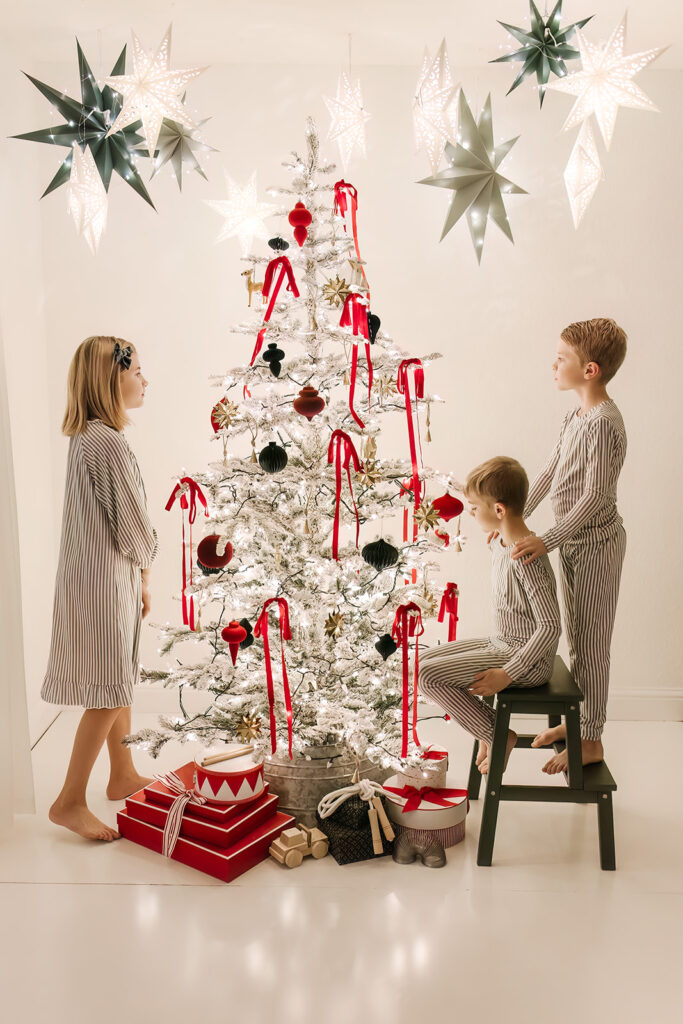 fresno christmas guide - kids standing in front of christmas tree